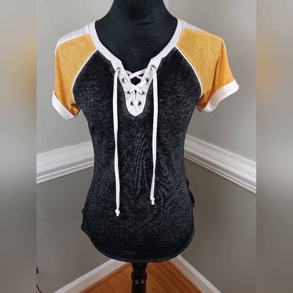 No Boundaries Tops - No Boundries black, gold and white, tie front Tshirt
